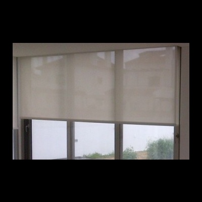 Janela com três painéis em caixilhos de alumínio e estores brancos opacos