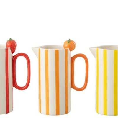 Três jarros cerâmicos com riscas vermelhas, laranja e amarelas e frutas decorativas no bico