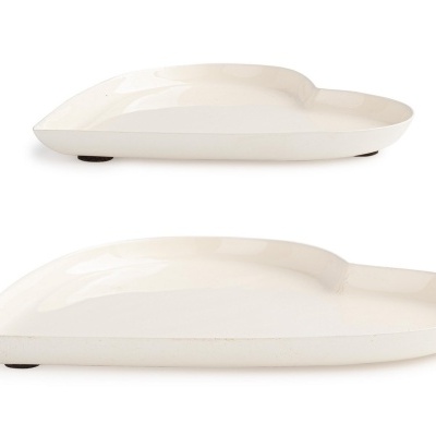 Conjunto de dois pratos de cerâmica branca em forma de coração