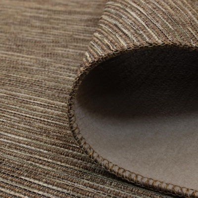 Tapete castanho tecido com padrão riscado e borda costurada