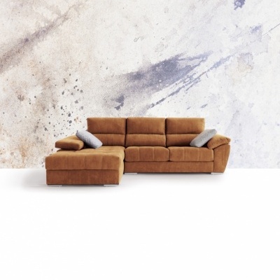 Sofá castanho aveludado com chaise longue e almofadas cinzentas em ambiente com parede abstrata