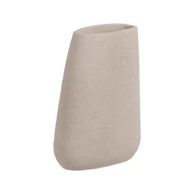 Vaso de cerâmica bege com textura rugosa e formato assimétrico