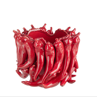 Vaso cerâmico vermelho com detalhes de pimentos