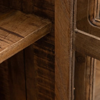 Detalhe de mobiliário em madeira com textura e acabamento natural