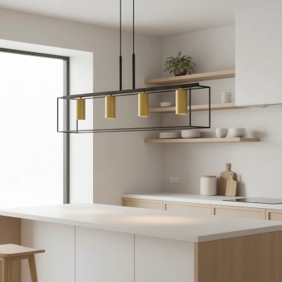 Cozinha moderna com ilha branca, prateleiras de madeira, louça branca, planta e candeeiro suspenso preto com luzes amarelas