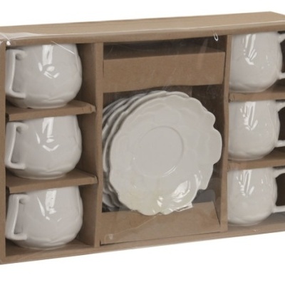 Conjunto de chávenas e pires brancos em embalagem de cartão
