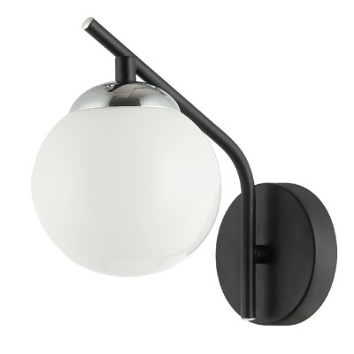 Applique de parede metálica preta com cúpula esférica branca fosca e detalhes cromados