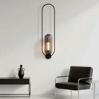 Luminária de parede moderna e cadeira preta com mesa em ambiente minimalista.