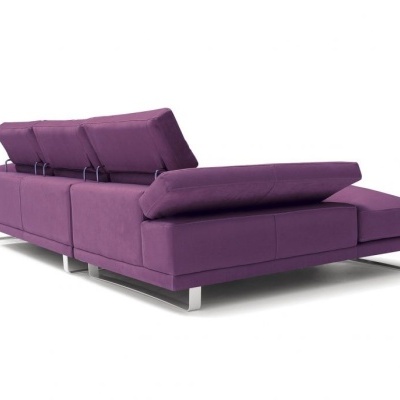 Sofá modular roxo com almofadas reclináveis e estrutura metálica