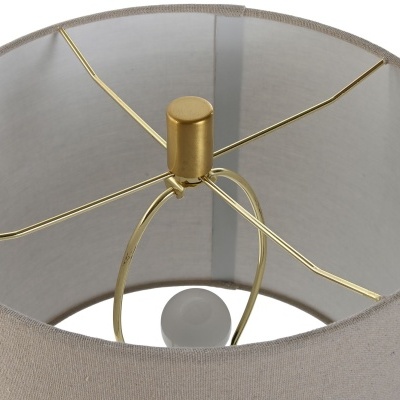 Abajur com cúpula de tecido bege e estrutura metálica dourada