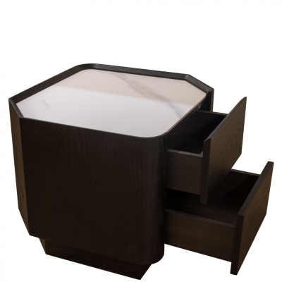 Mesa de cabeceira em madeira escura com tampo em mármore branco e gavetas abertas