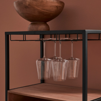 Aparelho de bar metálico e madeira com copos de vinho suspensos e tigela de madeira em cima