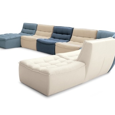 Sofá modular em tecido azul, bege e branco com acabamento acolchoado.