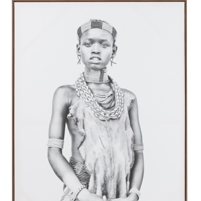 Fotografia a preto e branco de jovem com adereços tradicionais africanos em moldura de madeira