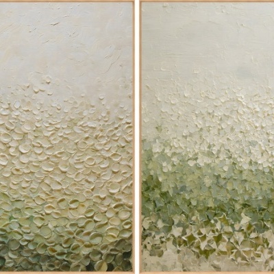 Duas pinturas abstratas texturizadas em verde, bege e creme, em molduras de madeira clara.