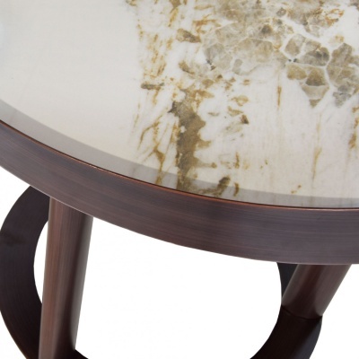 Mesa redonda com tampo de mármore branco e estrutura de madeira escura