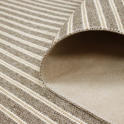Tapete riscado bege e branco com borda costurada rolado
