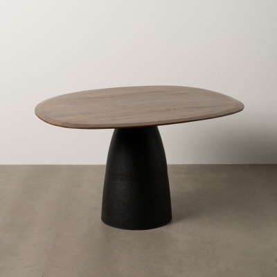 Mesa de centro com tampo de madeira clara e base preta cónica