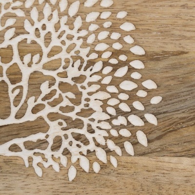 Placa de madeira clara com relevo branco em padrão de folhas