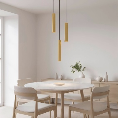 sala de jantar com mesa redonda de madeira clara e tampo branco marmoreado, quatro cadeiras estofadas brancas e candeeiro dourado suspenso