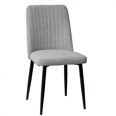 cadeira de jantar cinzenta com pernas pretas