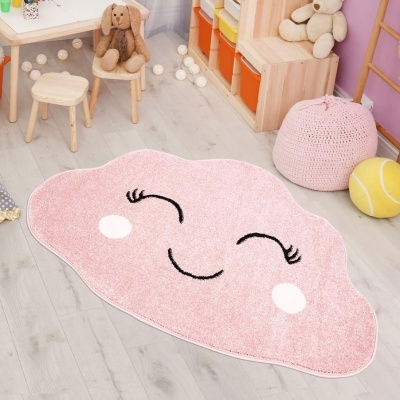 Tapete rosa em forma de nuvem com rosto sorridente em quarto infantil