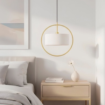 Quarto minimalista com cama e mesa de cabeceira, candeeiro e decoração em tons claros e dourados.