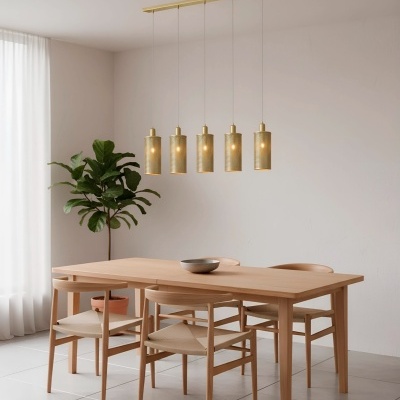 Mesa de jantar em madeira clara com cadeiras e luminária dourada suspensa em sala minimalista.