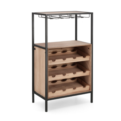 Móvel para vinhos em madeira clara com estrutura metálica preta e prateleiras inclinadas.