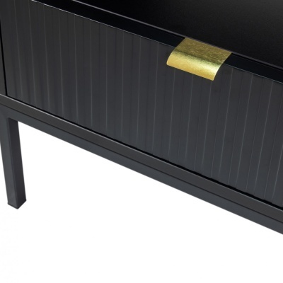 Móvel preto com puxador dourado na gaveta
