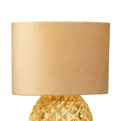 Candeeiro de mesa com base dourada texturizada e abat-jour bege.