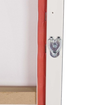 Estrutura de madeira branca com suporte metálico e tela vermelha e branca