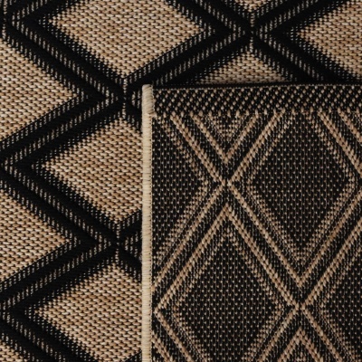 Dois tapetes com padrões geométricos em preto, bege e castanho, com texturas e bordas de tecido.