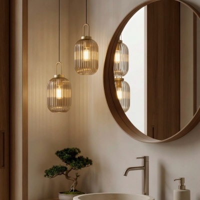 Casa de banho com lavatório em pedra, espelho redondo e candeeiros pendentes de vidro.