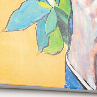 Pintura a óleo em tela com folhas verdes e azuladas e figura humana em fundo amarelo.