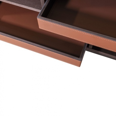 Caixas organizadoras de couro castanho com interiores em tom castanho escuro