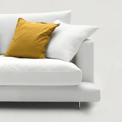 Sofá branco com almofadas amarelo mostarda, azul e branco