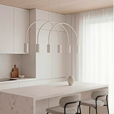 Cozinha branca minimalista com ilha de mármore claro, cadeiras altas cinzentas e candeeiro suspenso branco com cinco luzes