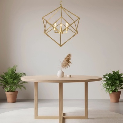 Mesa de jantar redonda em madeira clara com candeeiro geométrico dourado suspenso e plantas em vasos no fundo