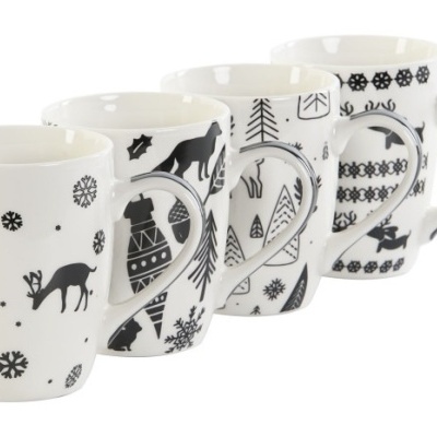 Quatro canecas de cerâmica branca com estampas a preto de renas, flocos de neve e árvores