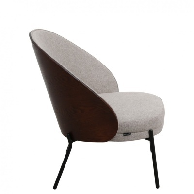 Cadeira moderna com estofado cinzento e madeira escura