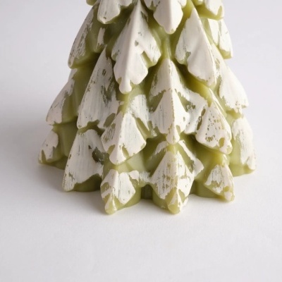 Detalhe da base de uma árvore decorativa verde com branco