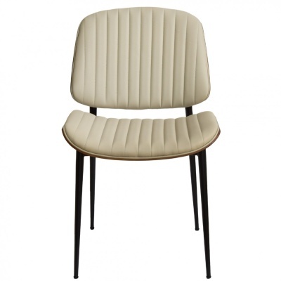 Cadeira moderna bege com estrutura metálica preta e assento almofadado