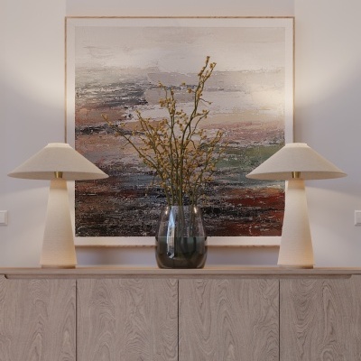 Buffet de madeira clara com abajures, vaso com plantas secas e pintura abstrata na parede