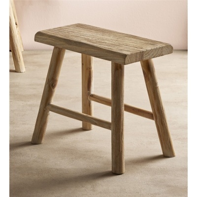 Banco pequeno de madeira rústica com assento retangular e pernas inclinadas