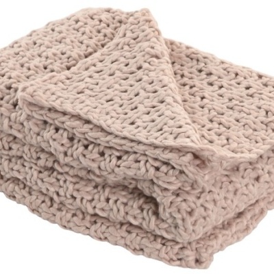 Manta de malha grossa bege clara dobrada