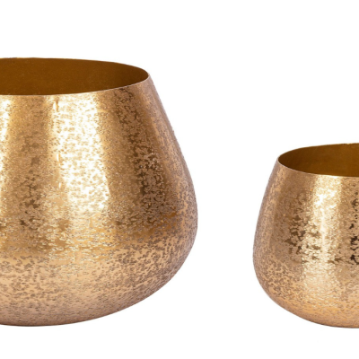 Dois vasos dourados metálicos com acabamento texturizado em fundo branco.
