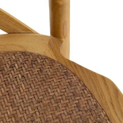 Assento de cadeira redondo em madeira clara com superfície trançada em palha