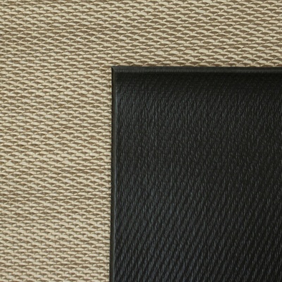 Tapete preto texturizado sobre superfície bege com padrão de malha