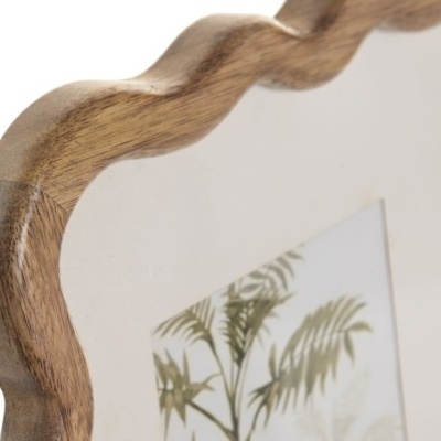 Moldura de madeira clara com design ondulado